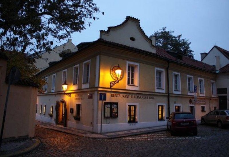 U červeného kola