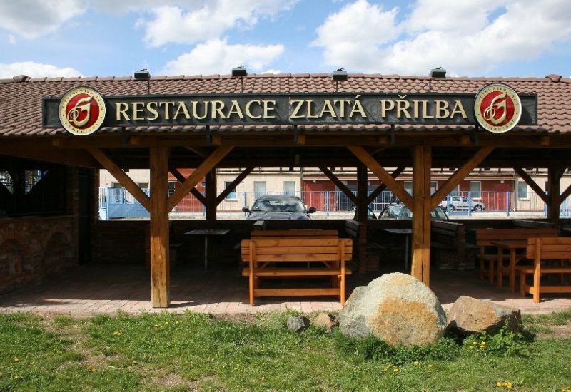 Zlatá přilba
