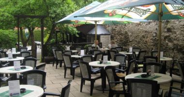Zahradní restaurace U Hradeb