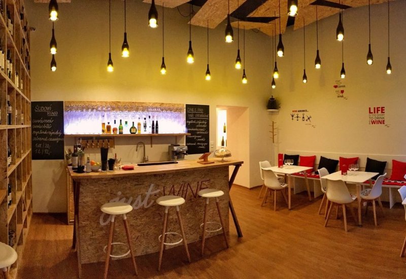 JustWINE bar &amp; shop Dvořákova 1