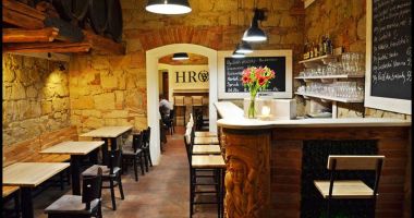 Vinárna a Restaurace Hrozen
