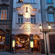 U Tří housliček