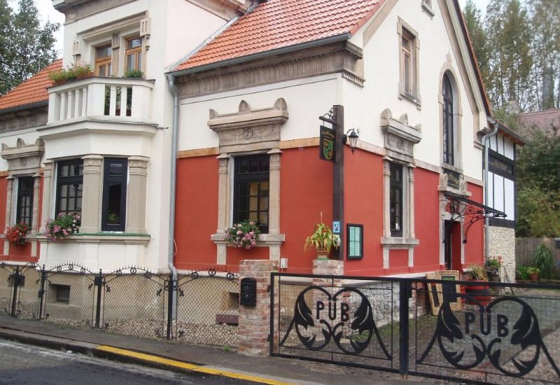 Old House Irish Pub