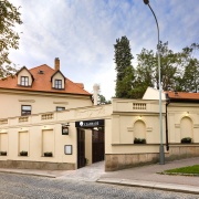 V ZAHRADĚ