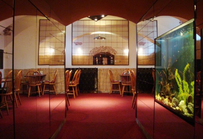 Midway Restaurace &amp;amp; Bar