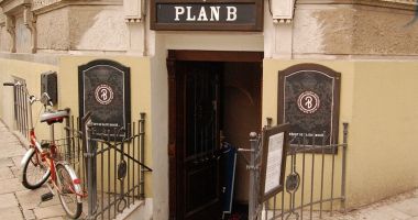 Bar Plan B