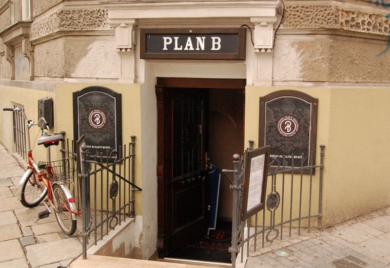 Bar Plan B