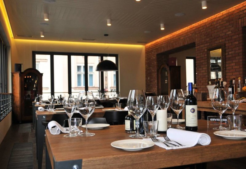 Bernie&#039;s Grill &amp; Wine Restaurant